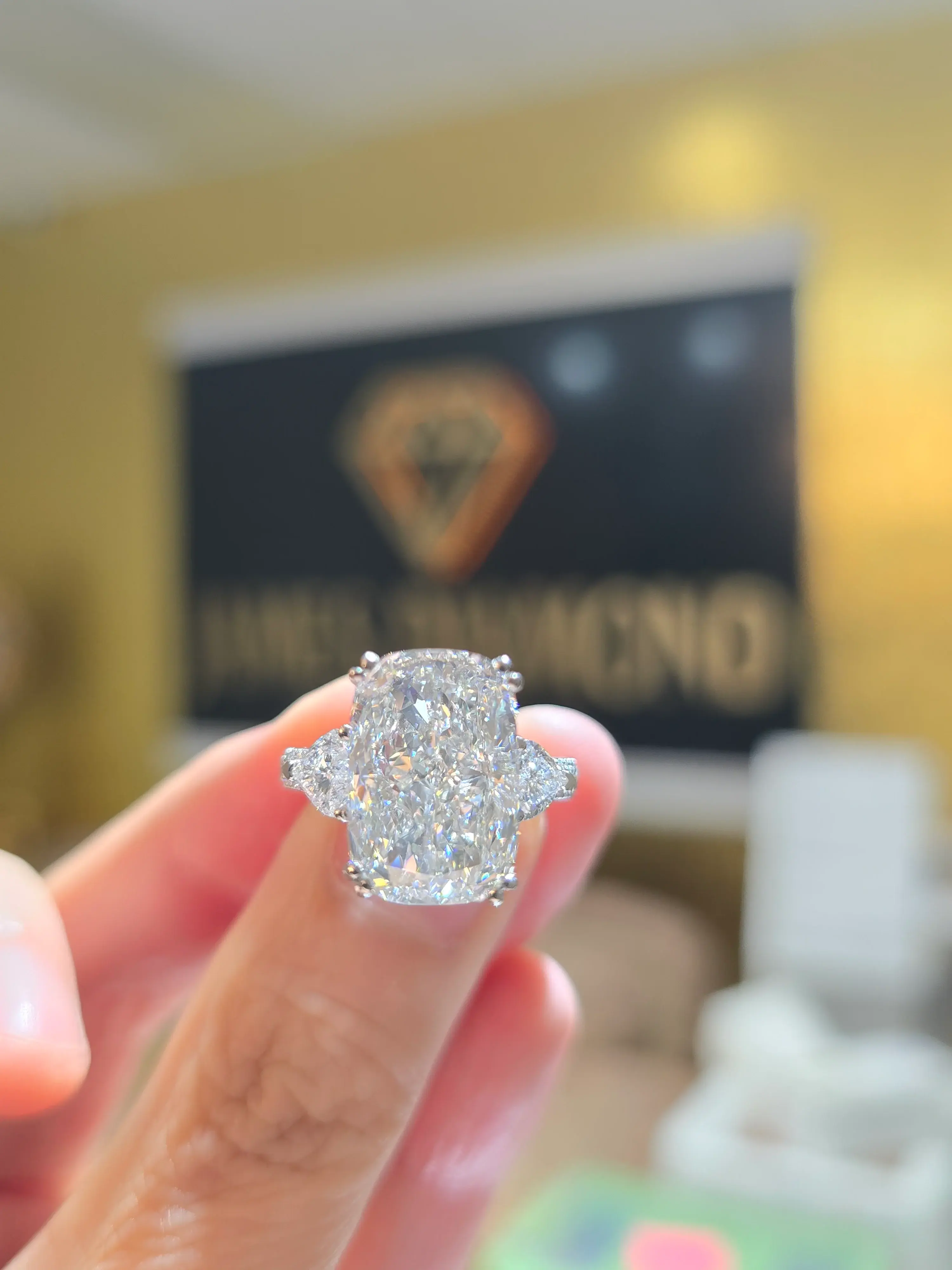 Elongate Cushion Center 9CT 🔥 Hot Design 💍