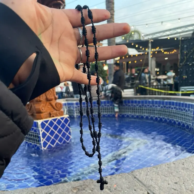 Rosario hilo negro hecho a mano