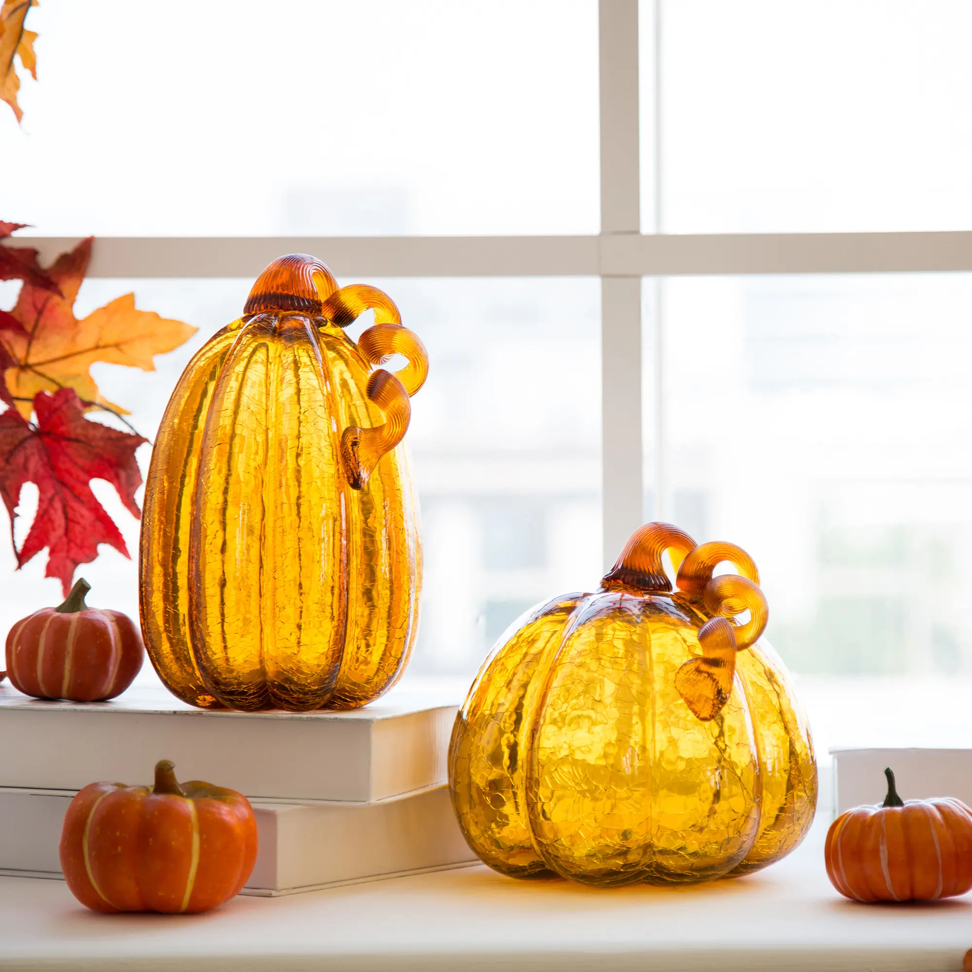 Glitzhome 2-Piece Handmade Amber Crackle Glass Pumpkins - Halloween Decoration, Seasonal Harvest Decor, 5.95L×5.95W×8.95H & 7.75L×7.75W×6.75H Room Ornaments, Room Decor, 5.95"L*5.95"W*8.95"H