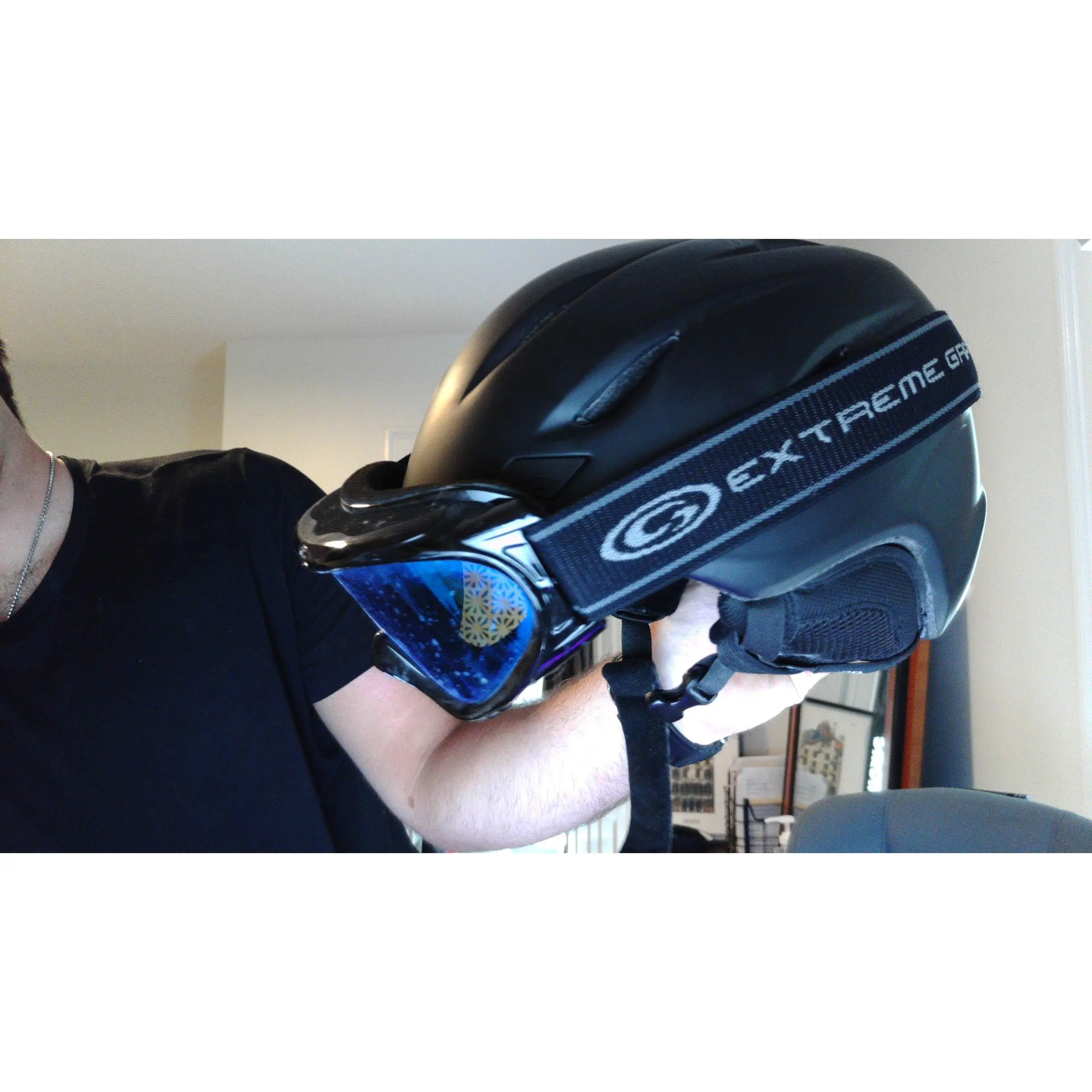 Extreme Gravity Ski & Snowboard Helmet with Mirrored Lens Goggles