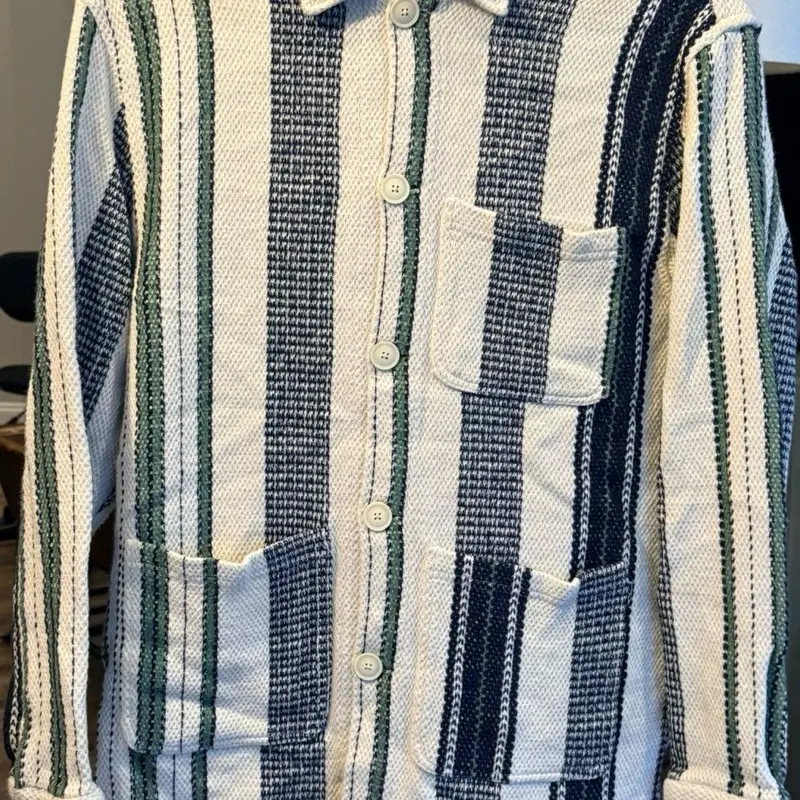Esta chaqueta sobrecamisa de  presenta un patrón a rayas verticales en tonos azul, blanco y verde. Talla s  Unisex , ropa de segunda mano This  overshirt jacket features a vertical striped pattern in shades of blue, white, and green. Size S, unise