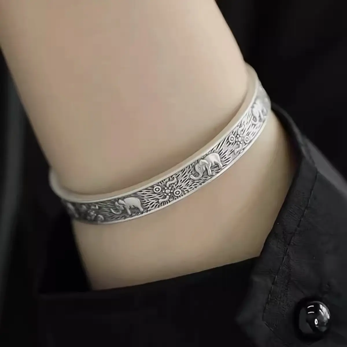 Vintage S925 Sterling Silver Exquisite Bracelet - Oxidized 20g Unisex Open Cuff, 360-Degree Relief Engraving, Retro Floral-Embossed Ethnic-Style Adjustable Ergonomic Wrist Jewelry, Auspicious Totem Gift for Anniversary,Birthday