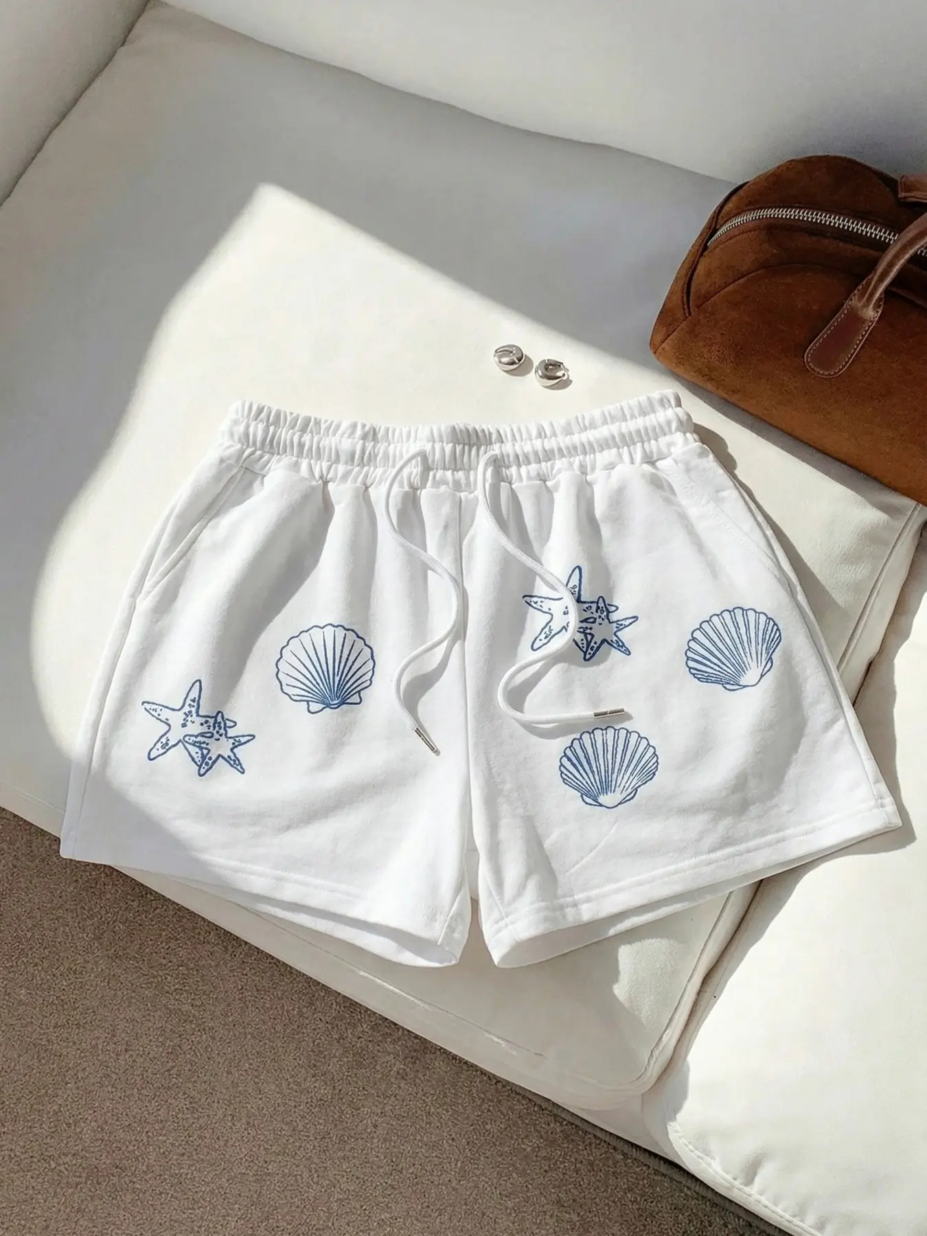 Y2K Starfish & Shell Print White Sweat Shorts, High Waist Drawstring, Adjustable Baggy Loose Cute Casual Shorts, Soft Breathable Fabric, Lightweight Comfy Summer Beach Shorts for Vacation, Coastal Aesthetic Shorts, Streetwear Daily Outfit, Essential