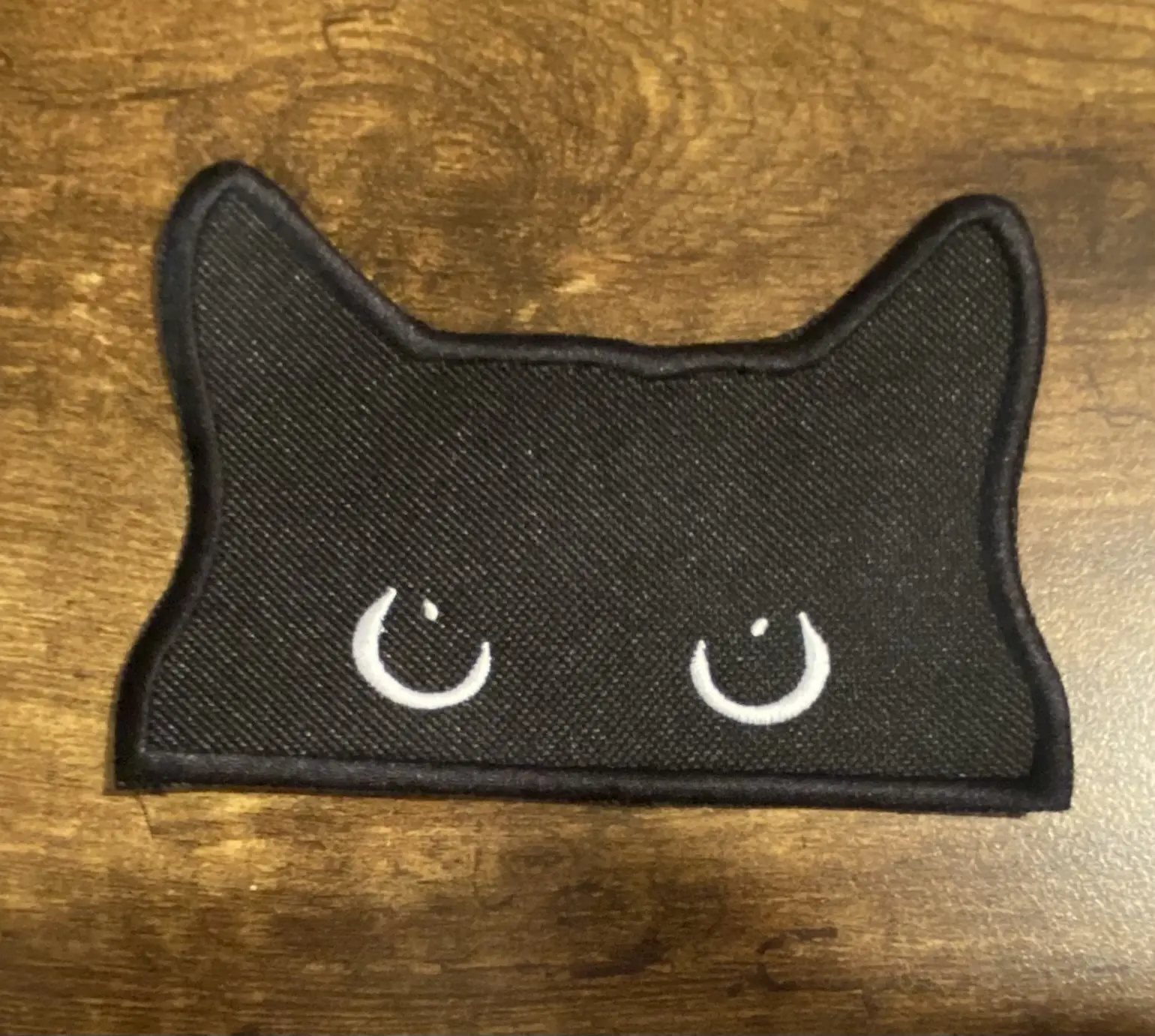 Charming Peeking Cat Polyester Yarn Applique Patch - Iron-On,Sew-On or Hook Backing, Variety of Sizes, Pocket-Sized Option, Customizable, Adds a Touch of Charm for Sewing Fabric Projects