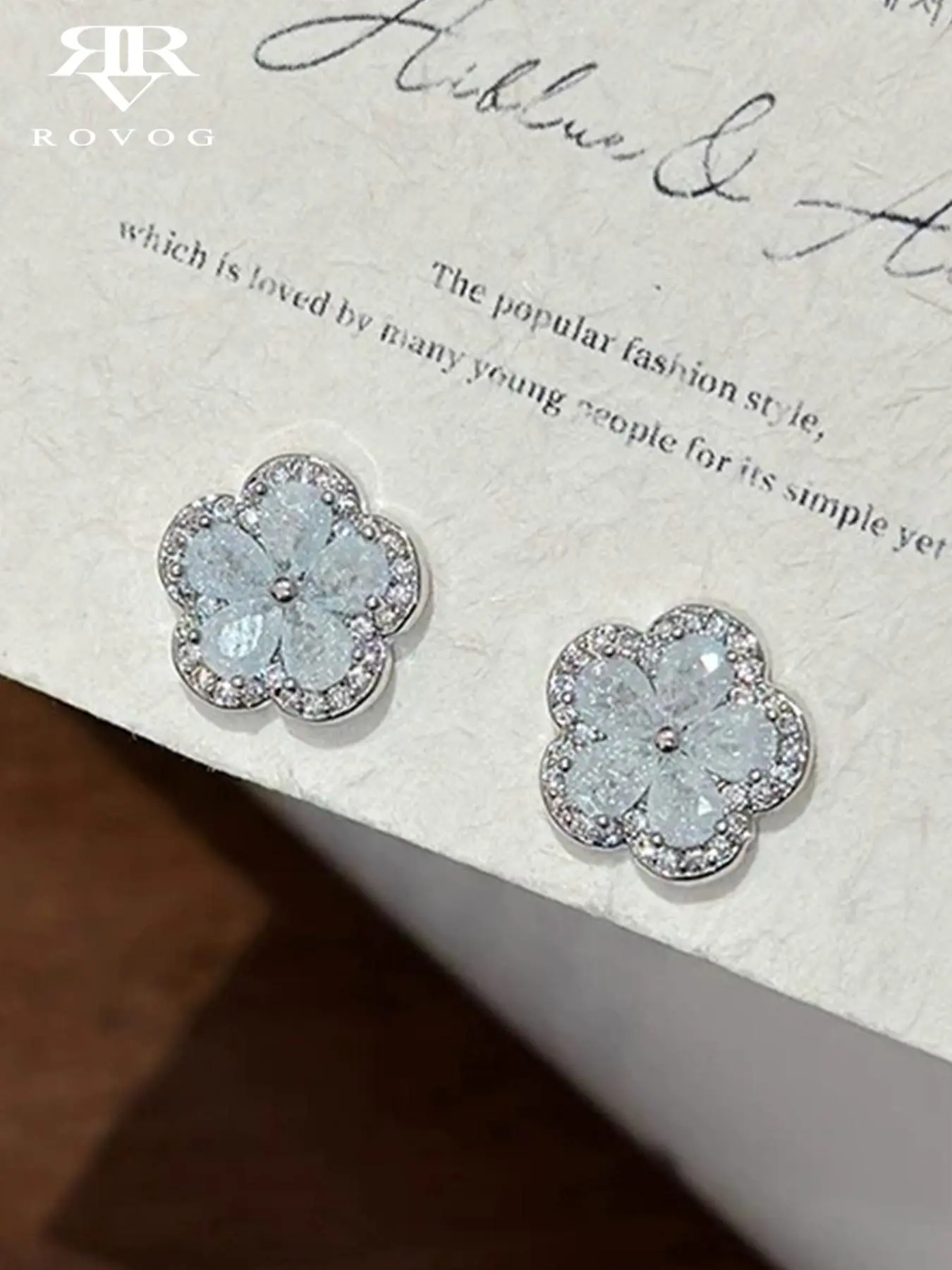 This pair of elegant and delicate zircon flower earrings with a simple and niche design is made of copper for women and is suitable for daily dates and commutes Pretty Studs Dainty Earrings Flower Stud Earrings Studs Earrings Stud Earrings Jewelry