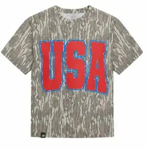 Unisex T-shirt with Mossy Oak camouflage print from the USA, a hot trend in 2026, featuring American imagery in red and dark blue, a classic outdoor street style, and made from everyday cotton.