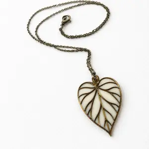 Gold Philodendron Leaf Pendant Necklace with Intricate Design and Durable Chain