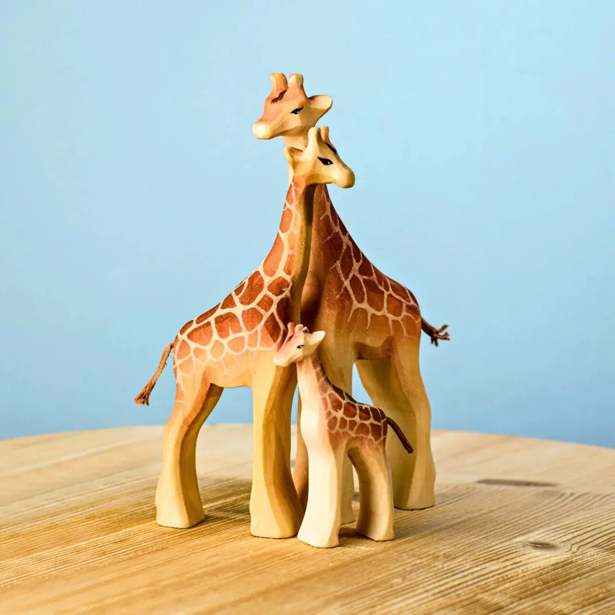 Elegant Resin Giraffe Figurine Set of 3, Resin Animal Sculptures, Animal Design, Warm Gradient Texture, Realistic Wood Grain, Home Decor Ornament for Living Room & Office