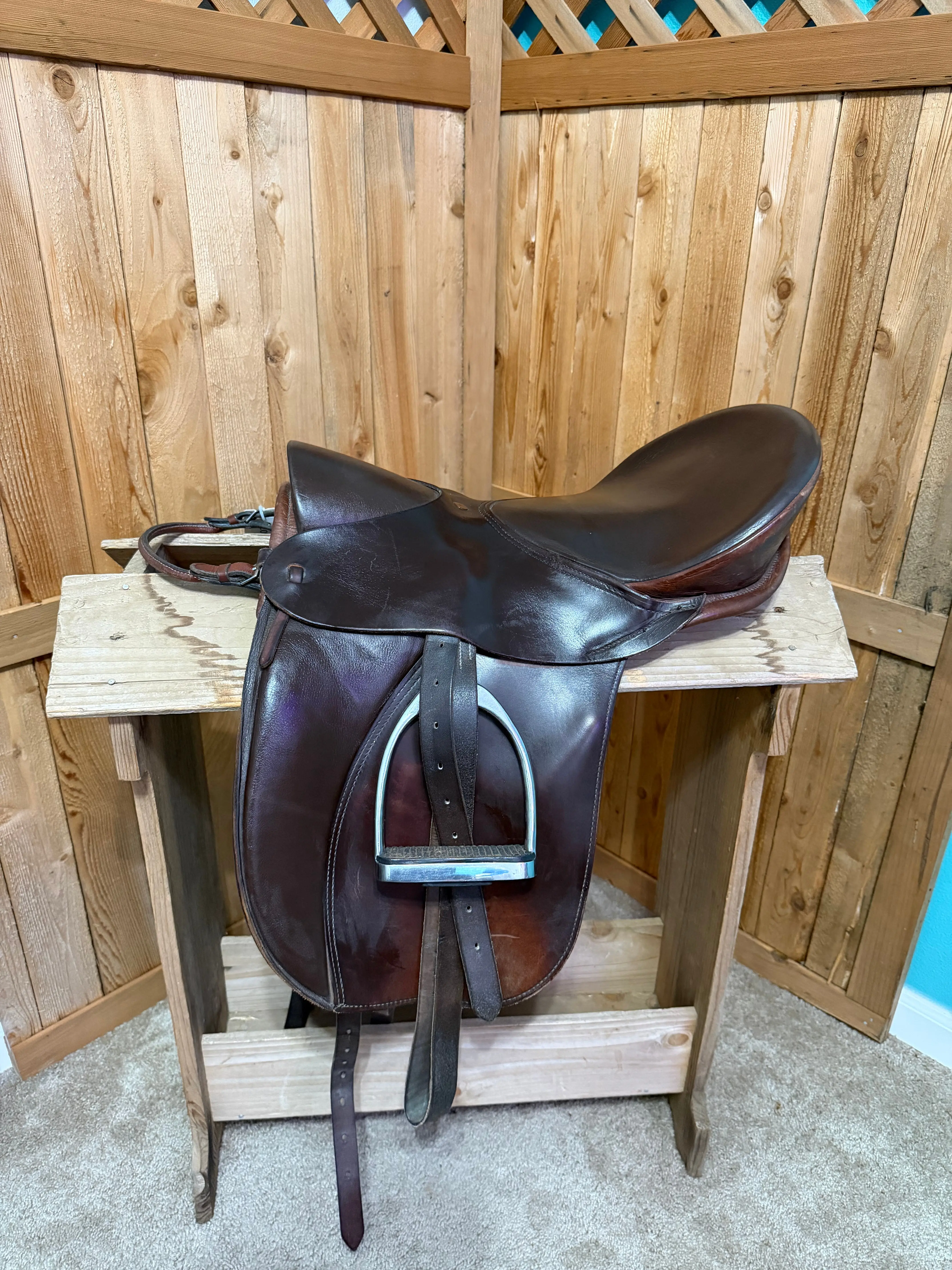Ansur Saddlery “Classic” Treeless English Saddle – 18” Seat, Extra Wide Fit