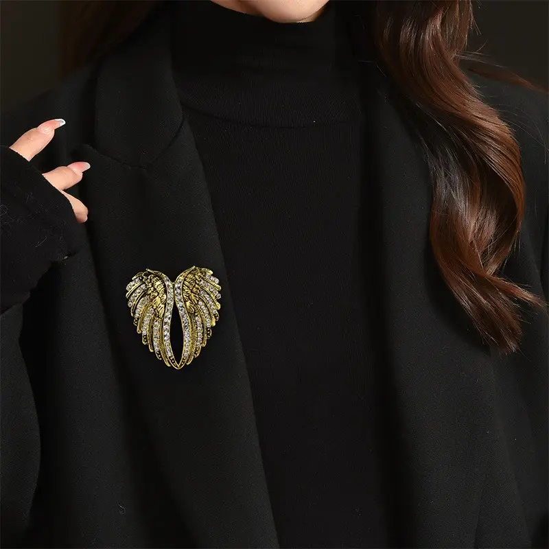 1 pc Elegant Angel Wings Brooch, Fashionable Rhinestone Pin, European Style Clothing Accessory, Wholesale Available, Trendy Chest Pin