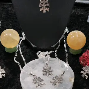 Cruz de Caravaca con cadena.Caravaca cross with chain.