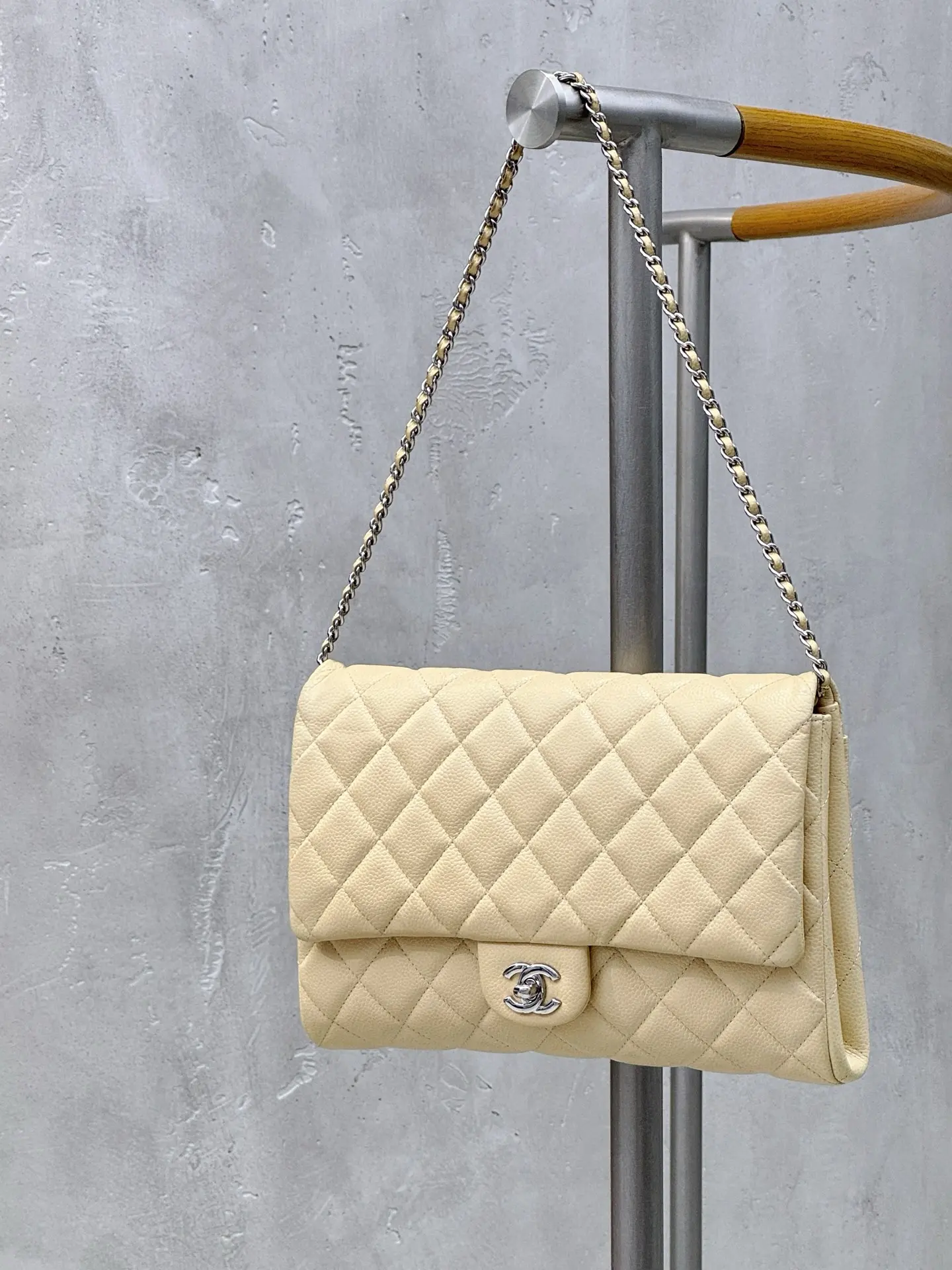 Pre-owned Caviar Shoulder Bags Chanel Classic Flap Cream Handbag/Shoulder Bag