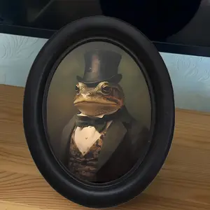 1count，Gothic Victorian Toad Portrait Wall Decoration - Whimsical Halloween Decor with Black Frame Picture Frame, 6.8x8.7inch，for Home & Party Decoration, Halloween Home Decor