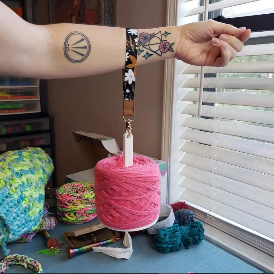 Yarn Holder for Knitting and Crocheting, Portable Acrylic Yarn Holder Spinner with Wrist Rope, Simple Bobbin Winder, Yarn Ball Winder, Gift for Craft Lovers, Handmade Crafts, Handcraft, Handicraft