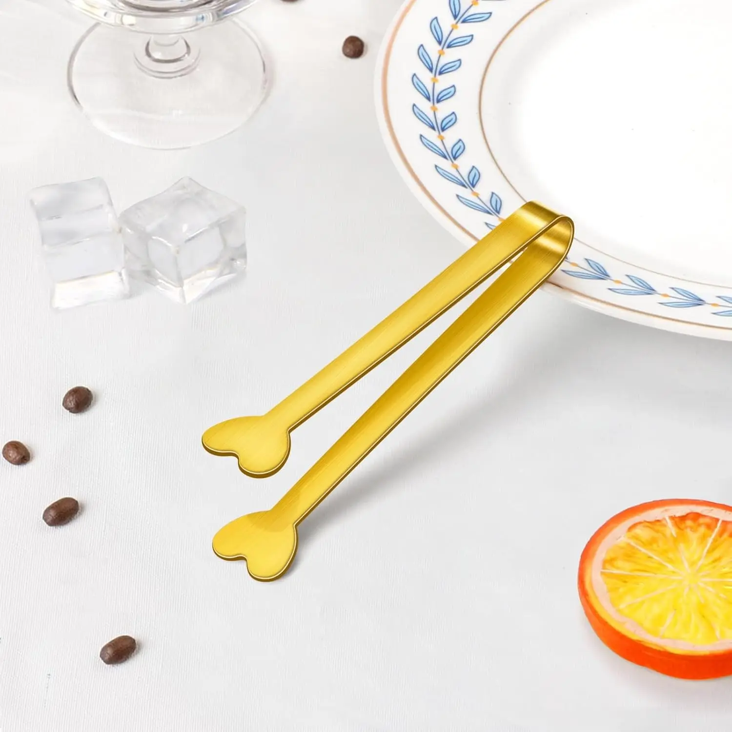 5-piece mini heart-shaped clip set, suitable for cooked food platters, appetizers, desserts, and other occasions. It can also be used for small gatherings, Danish candy gift boxes, and New Year gift combinations. It is a practical and beautiful tool.