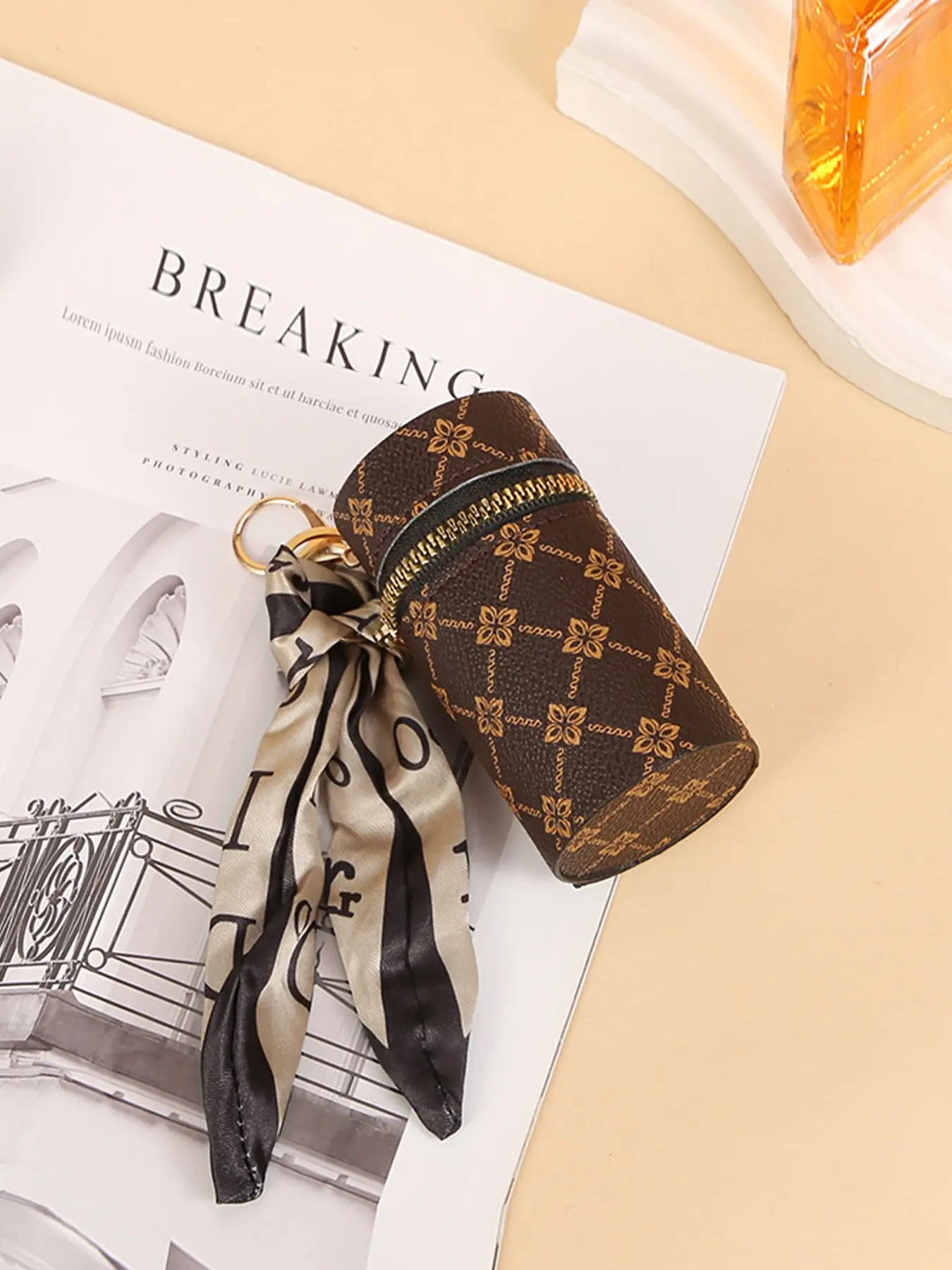 1PC Lipstick Organizer, Leather Lip Gloss Bag, Mini Lipstick Case with Keychain, Girls travel Lipgloss Makeup Storage Holder for Purse, Classic, Zipper Closure Purse Decorative Women's bag charms, Makeup Pouch, Cosmetics Accessories