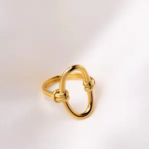 Gallant 18K Gold Knot Ring - Elegant and Durable Design for Everyday Wear