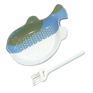 1PCS Ceramic Fish-Shaped Ginger Grater Plate with Cleaning Brush for Kitchen Gadget Ginger Garlic Spices Kitchen Seasoning Utensils Kitchen Utensils Pattern