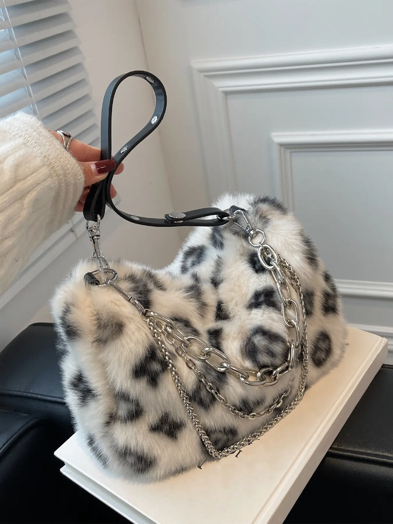 Ladies' elegant and casual plush material Boston bag, fashionable and easy to match for daily use, chain decoration shoulder bag, crossbody bag, Fashionable Patterned Bag, Elegant Bags, Crossbody with Chain
