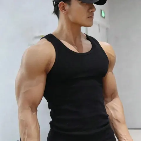 Men's Black Muscle Fit Tank Top, Sleek Sleeveless Workout Top with Moisture-Wicking Fabric for Gym Training, Running and Casual Streetwear, Fitness Clothing, Sports Fitness Vest