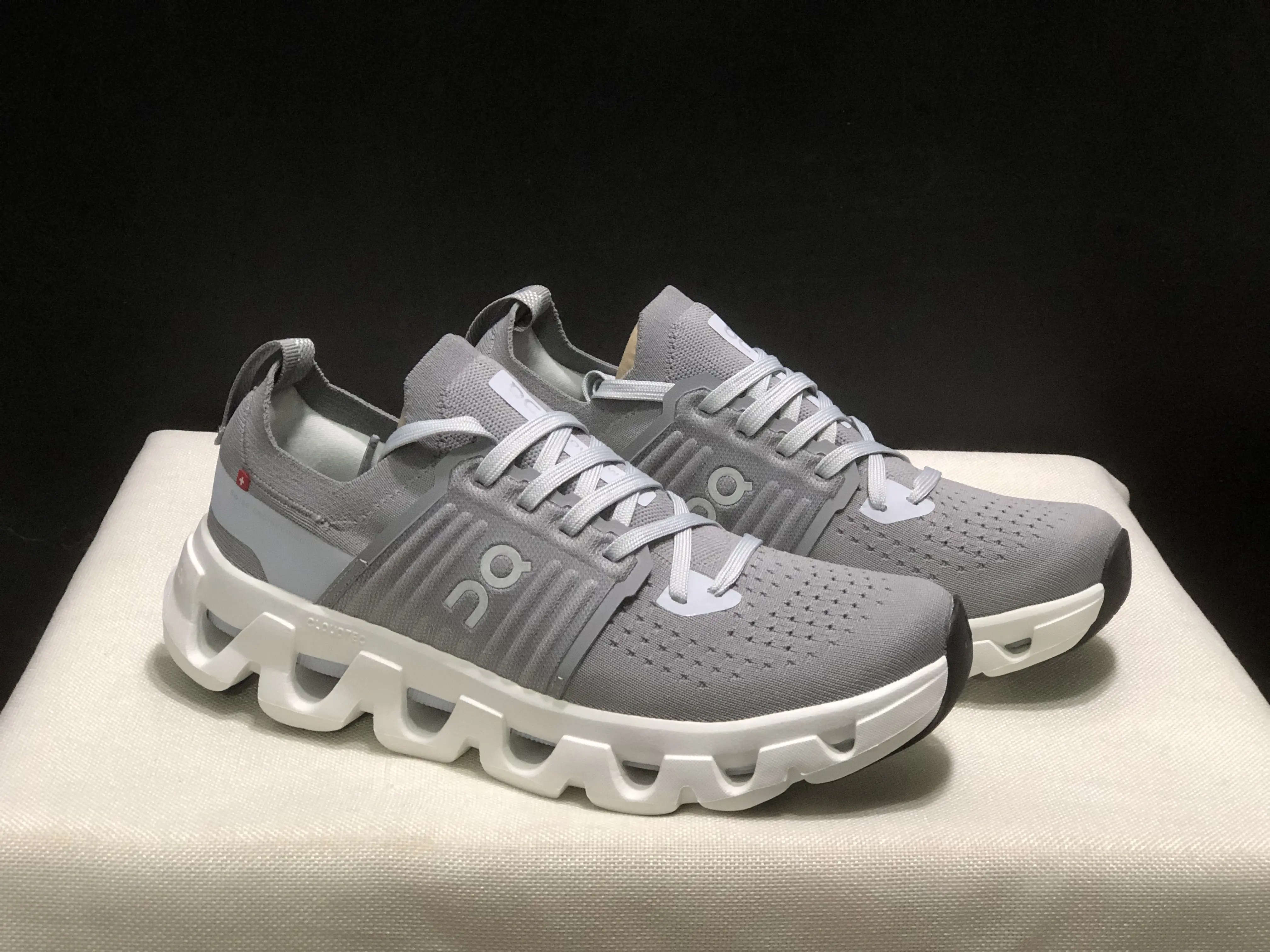Grippy multi-lug rubber outsole lace-up athletic trainers seamless stretch knit shell impact-resistant toe cap lightweight shock buffer midsole for gym sprint cross-fit training sessions