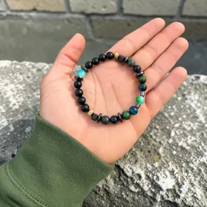 Neon COLISA Beaded Bracelet with Multicolor Gemstones and Gold Accents for Stylish Accessory