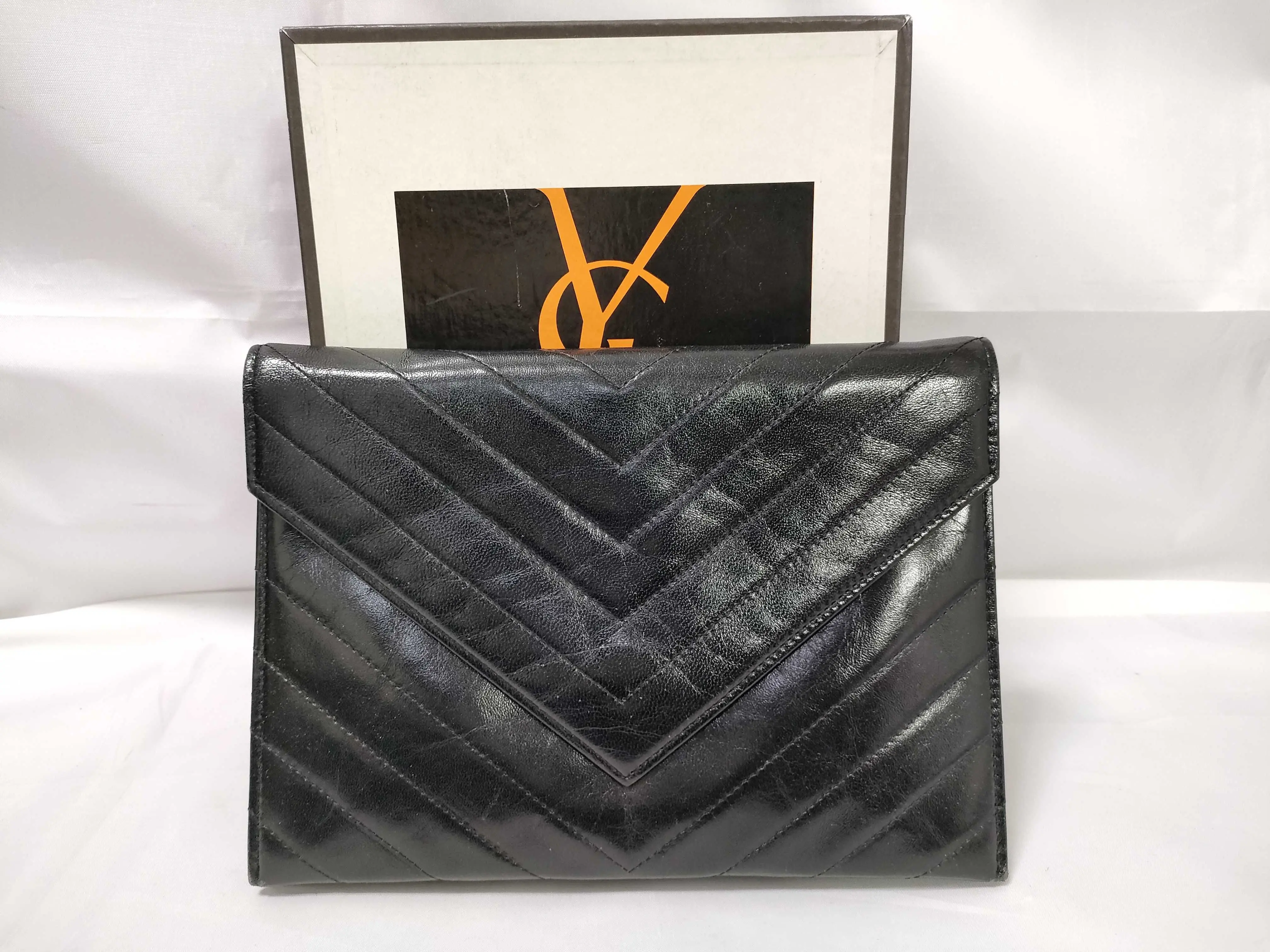 Pre-owned Yves Saint Laurent leather Clutches & Wristlets V Stitch Clutch Bag (266137474)