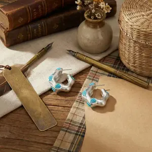 Minimalist metal earrings with a light luxury feel and a vintage artistic aesthetic