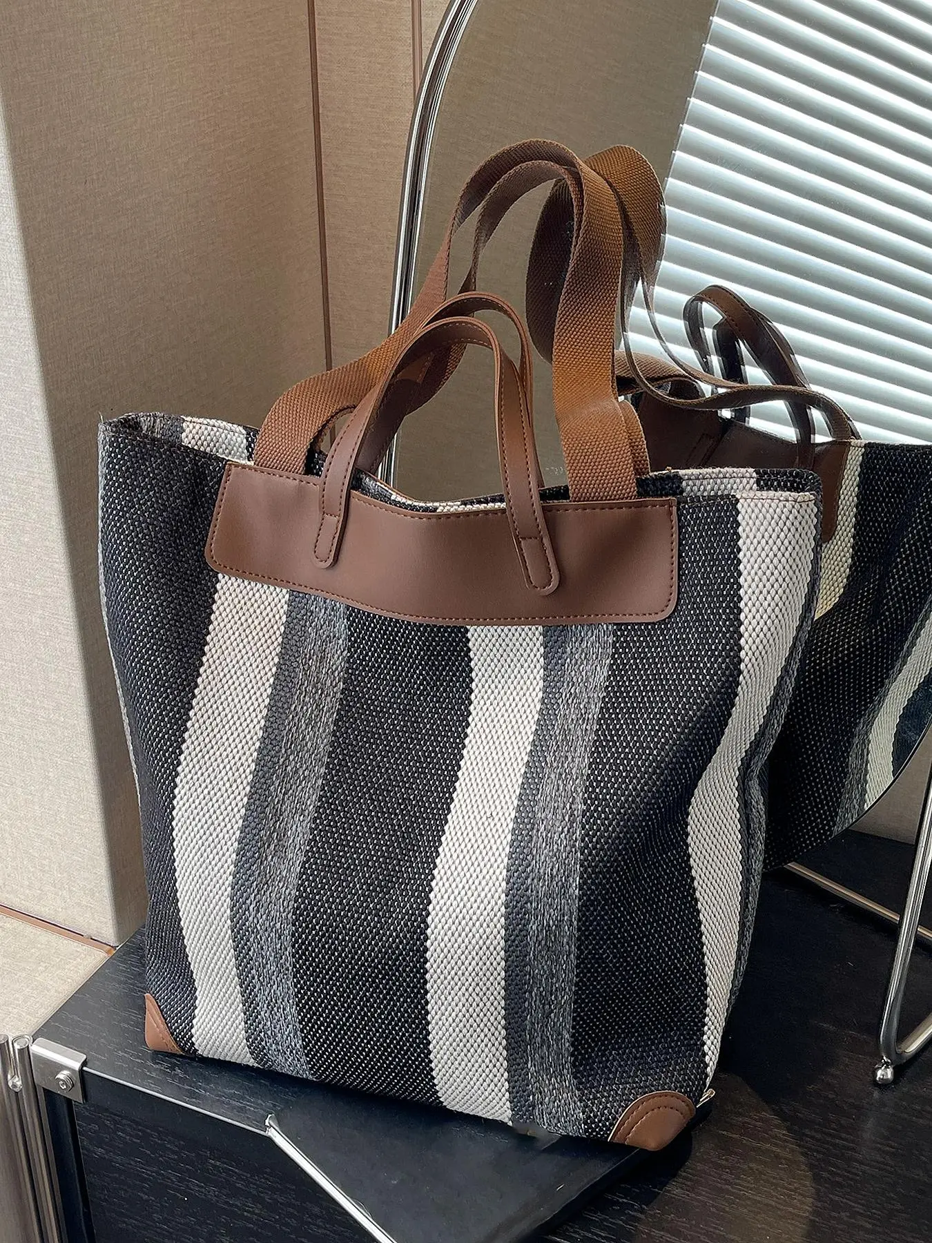 Fashion retro striped shoulder bag, spliced handle, artistic contrast color reinforced handbag design, large capacity shopping tote bag, Casual Trendy Bag, suitable for school parties, office workers, shopping, etc.