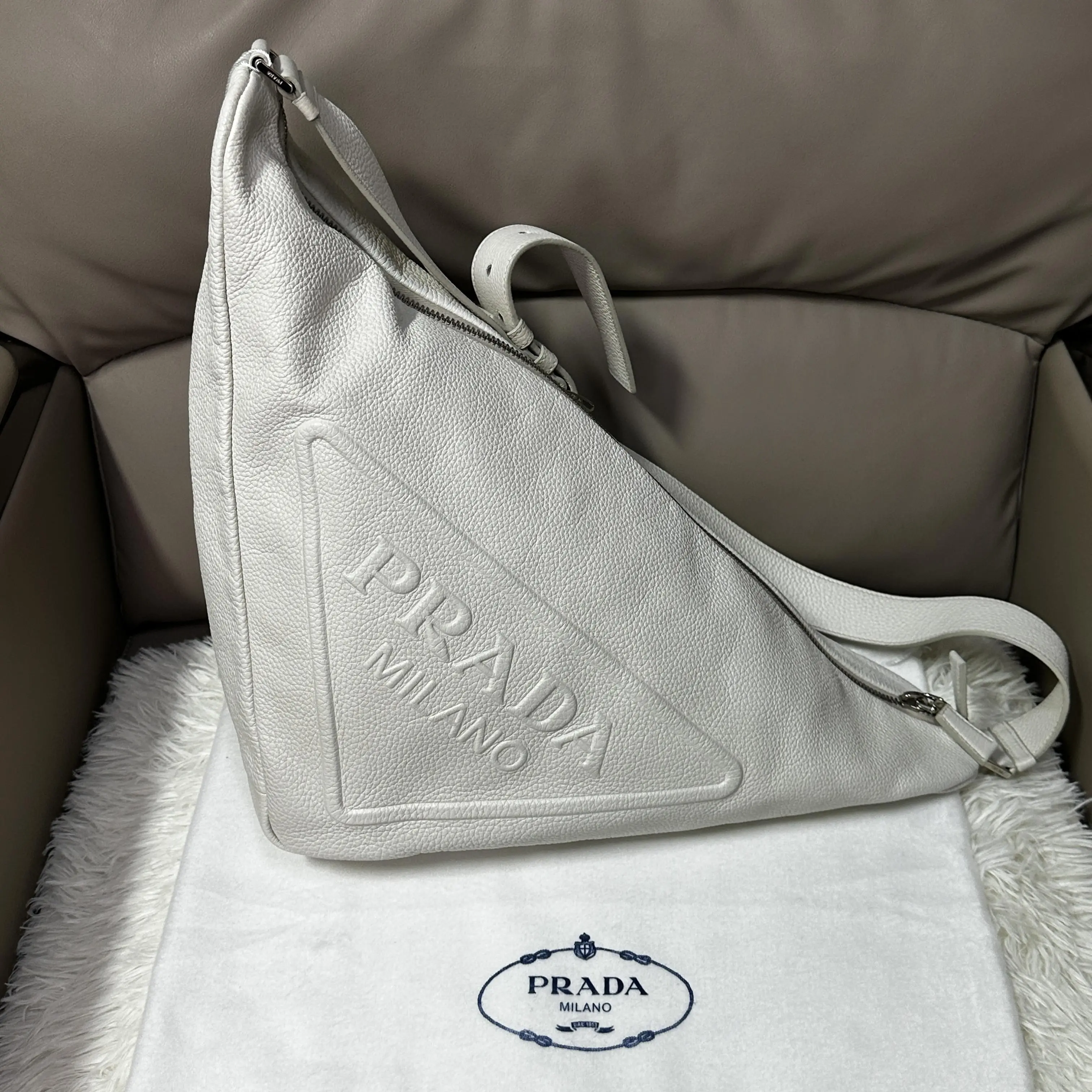 Pre-owned PRADA Italy Shoulder Bags White Triangle Bag（SZ 62065 ）