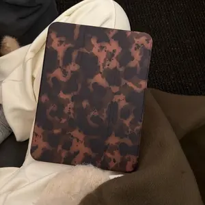 Vintage Amber Three-Fold Tablet Case for iPad 11th Gen, Cute Air 7/6 Pro New, Pen Slot, Anti-Bend, Girls' Protective Cover