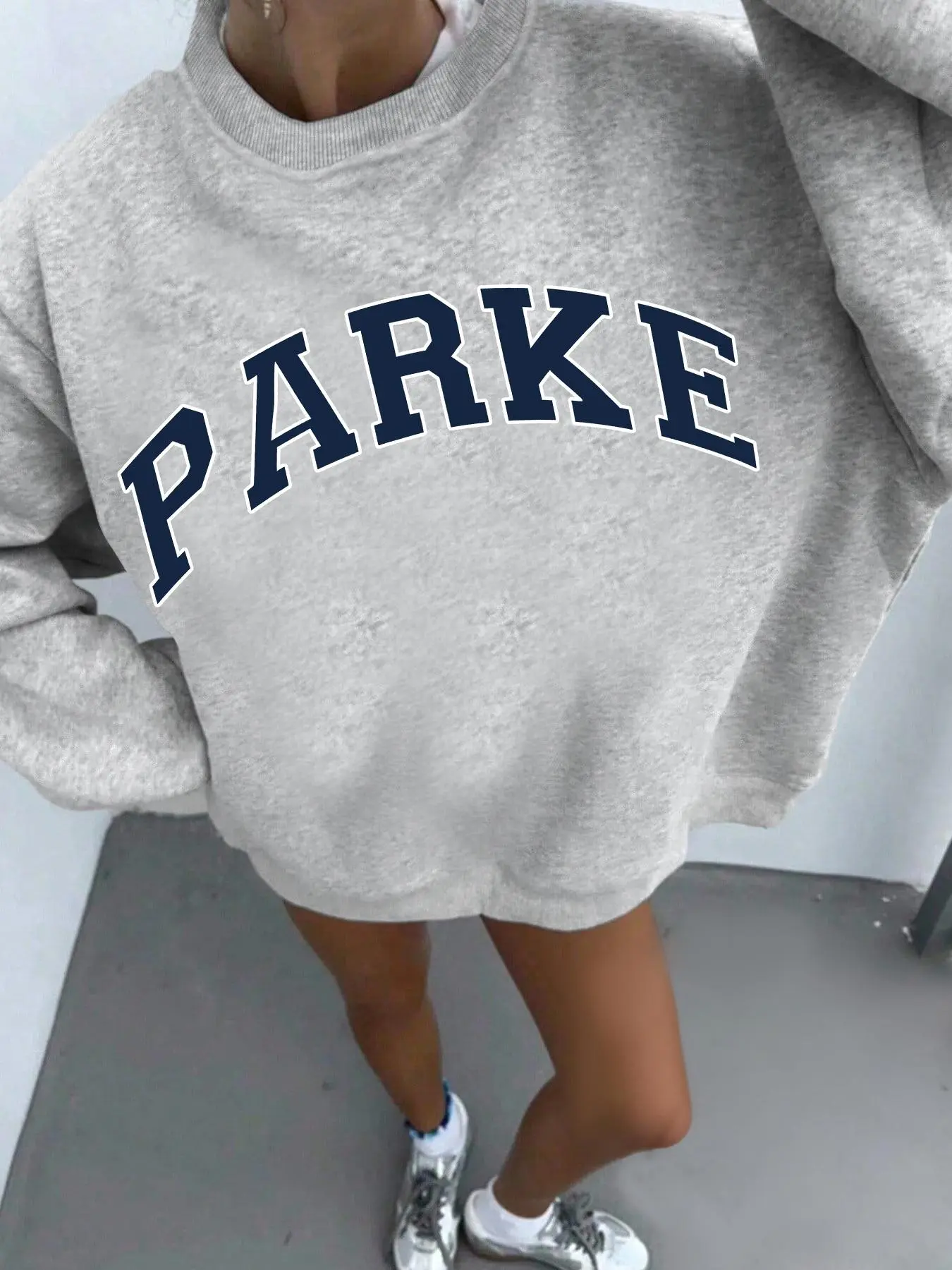 Unisex Women American Retro Sweatshirt – Light Gray Oversized, Long Sleeve, 'PARKE' Letter Graphic, Soft Fabric, Casual – Ideal for Campus Outings, Street Fashion, Daily Wear | Retro College Letter Tee, Aesthetic, Womenswear