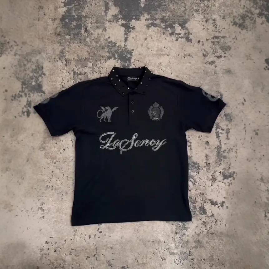 Y2K Rhinestone Letter Stud Collar Polo Shirt Unisex, Black Vintage Short Sleeve Pique Top, Gothic Griffin Crest Crystal Script Print Spike Collar Button Tee for Hip Hop Punk Alt Street Daily Outfits