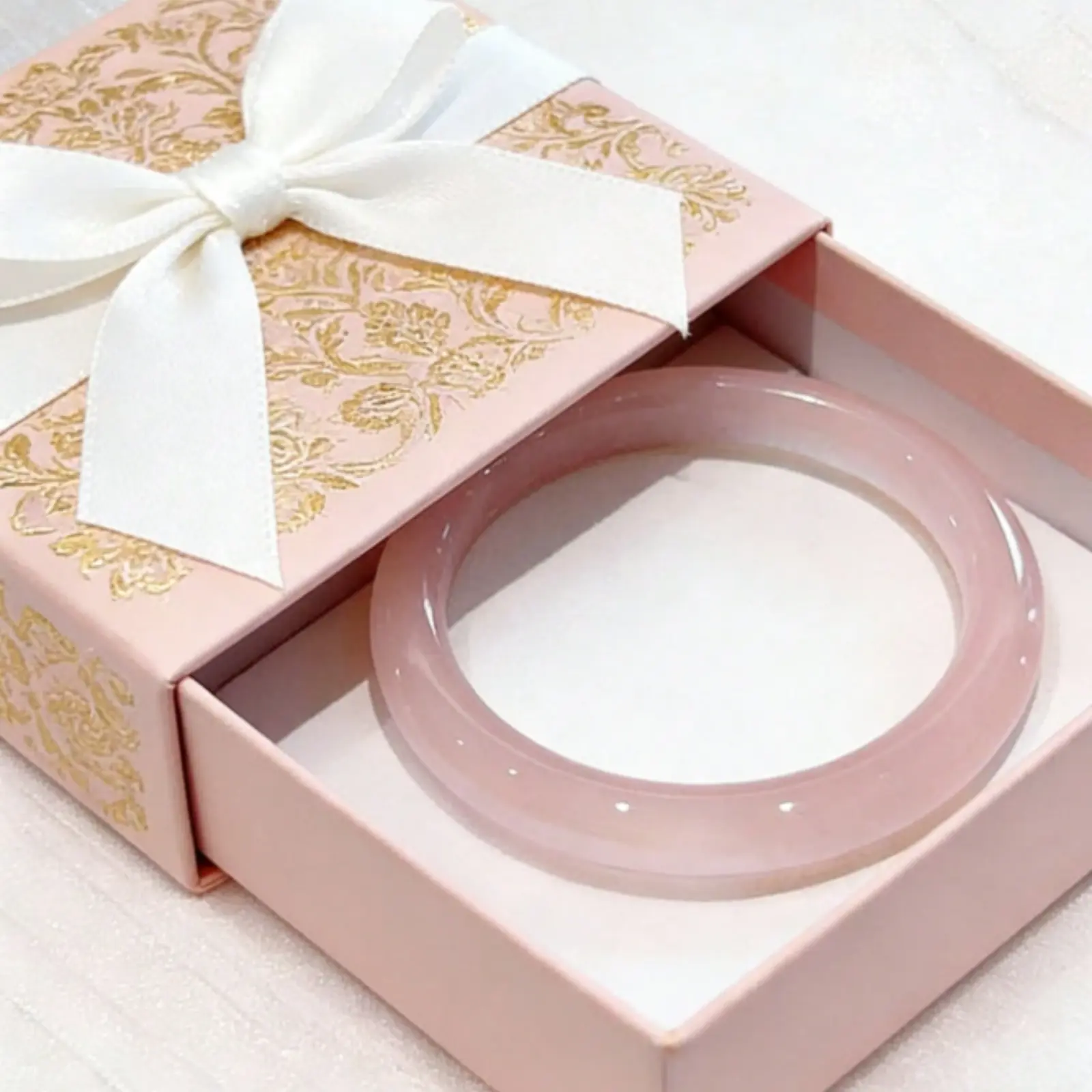 A sweet and versatile pink jade bracelet, suitable for women, a perfect Valentine's Day gift or souvenir for your girlfriend.