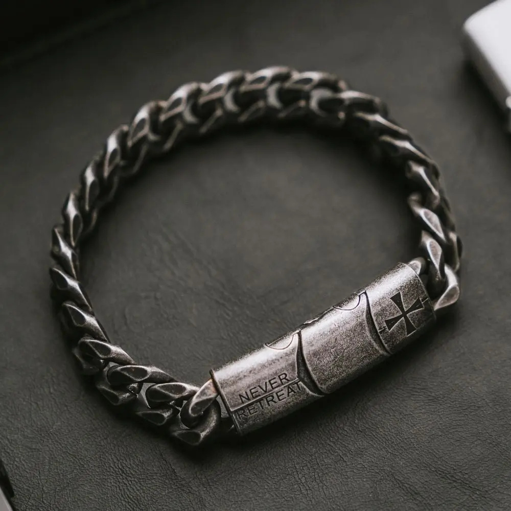 The Hero Company- Knights Templar - Never Retreat Never Surrender Bracelet: Helps Pair Veterans With A Service Dog Or Shelter Dog -Faire