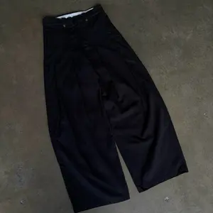 ledger pleated pants, black