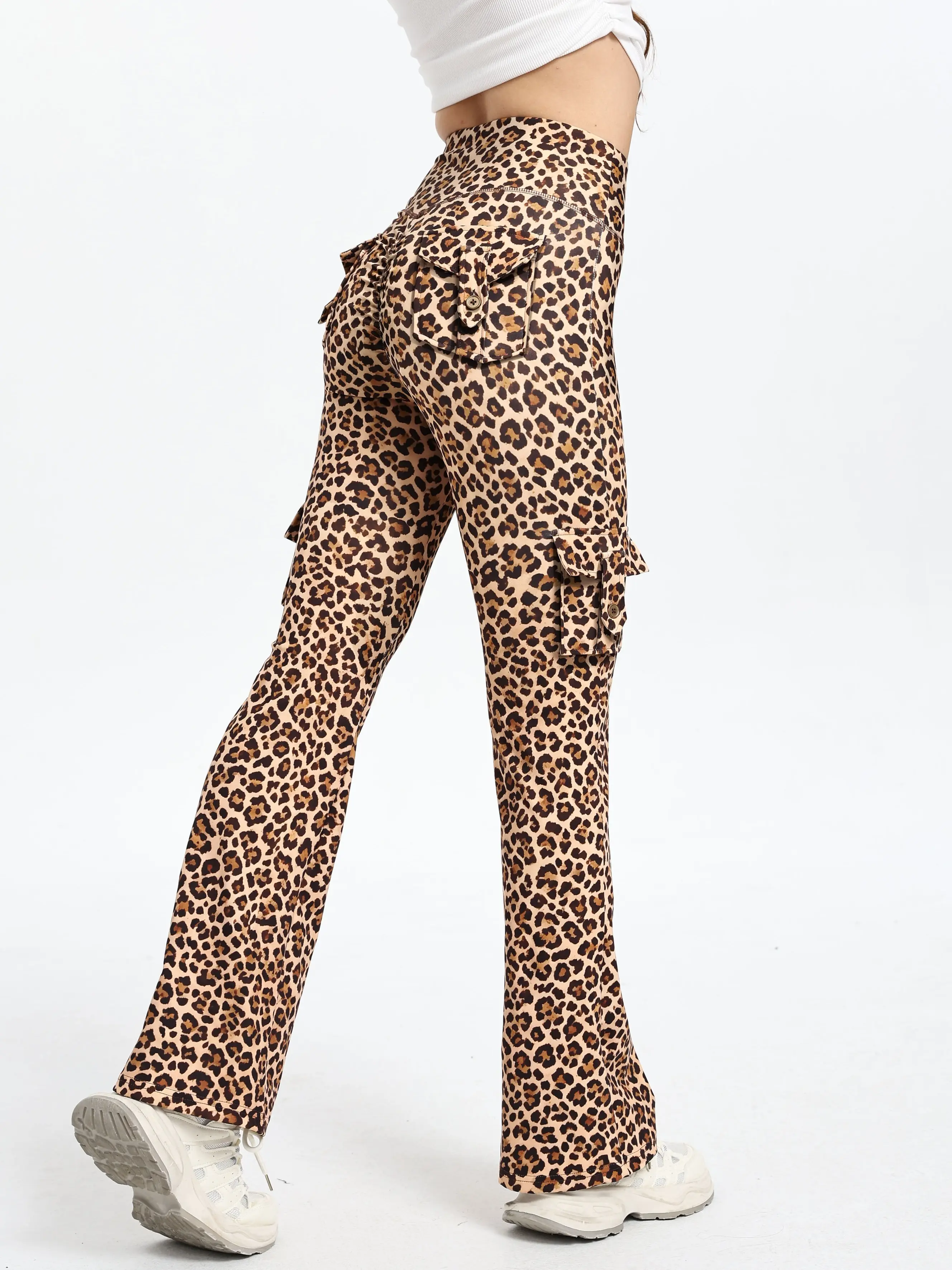 Leopard Print Flared Cargo Leggings for Women, Sporty Chic High Waisted Style with Pockets, Scrunch Butt Lift & Spandex for Yoga, Polyester Blend, Flared Pants, Bold Print Leggings, High-Rise Leggings