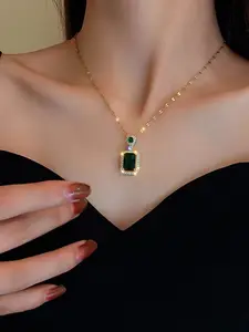 High-Quality Crystal Necklace for Women, Vintage Fashion Luxurious Feel, Square Shaped Pendant, Perfect for Graduation Ceremonies, Theme Parties, Weddings, Mother's Day Gifts