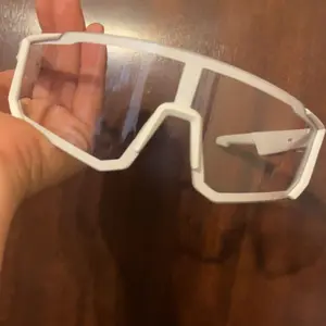 VUB Wearable AI Smart Glasses - Open-Ear Bluetooth Audio, Auto-Darkening Photochromic Lenses, Hands-Free Calling, AI Translation, UV400 Safety, Lightweight, Voice Assistants, for Cycling & Warehouse Work