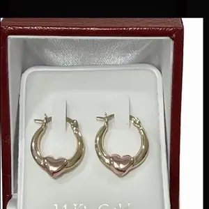 Argollitas sólidas para niña en oro 14K Elegantes Pendientes de corazón en oro de 14 quilates para niñas