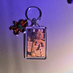 Gingerbread Man Keychain with Festive Charm and Clear Acrylic Display for Holiday Gifts