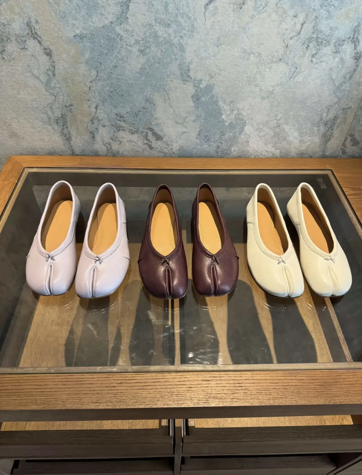 Comfortable Tabi shoes, women’s soft leather ballet flats with non-slip soles, elegant minimalist design, suitable for commuting, shopping, dates, and various occasions.