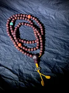 Precious phoenix-eyes lotus seed beads, 108 in total, for wearing or carrying.