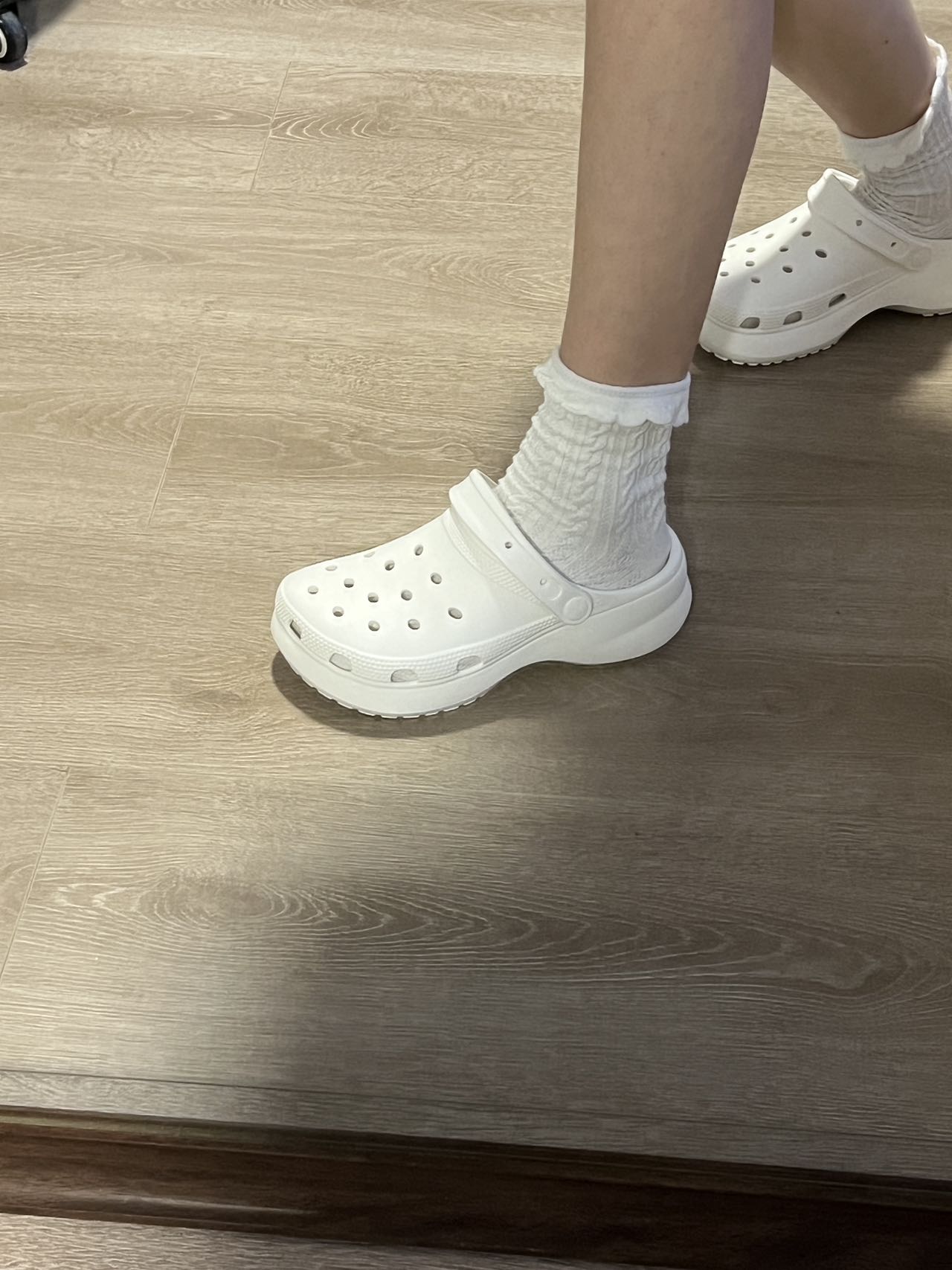 Women's Chunky Platform Hole Shoes - 4 Versatile Shades for Women, Ideal for All-Season Styling & DIY Charms