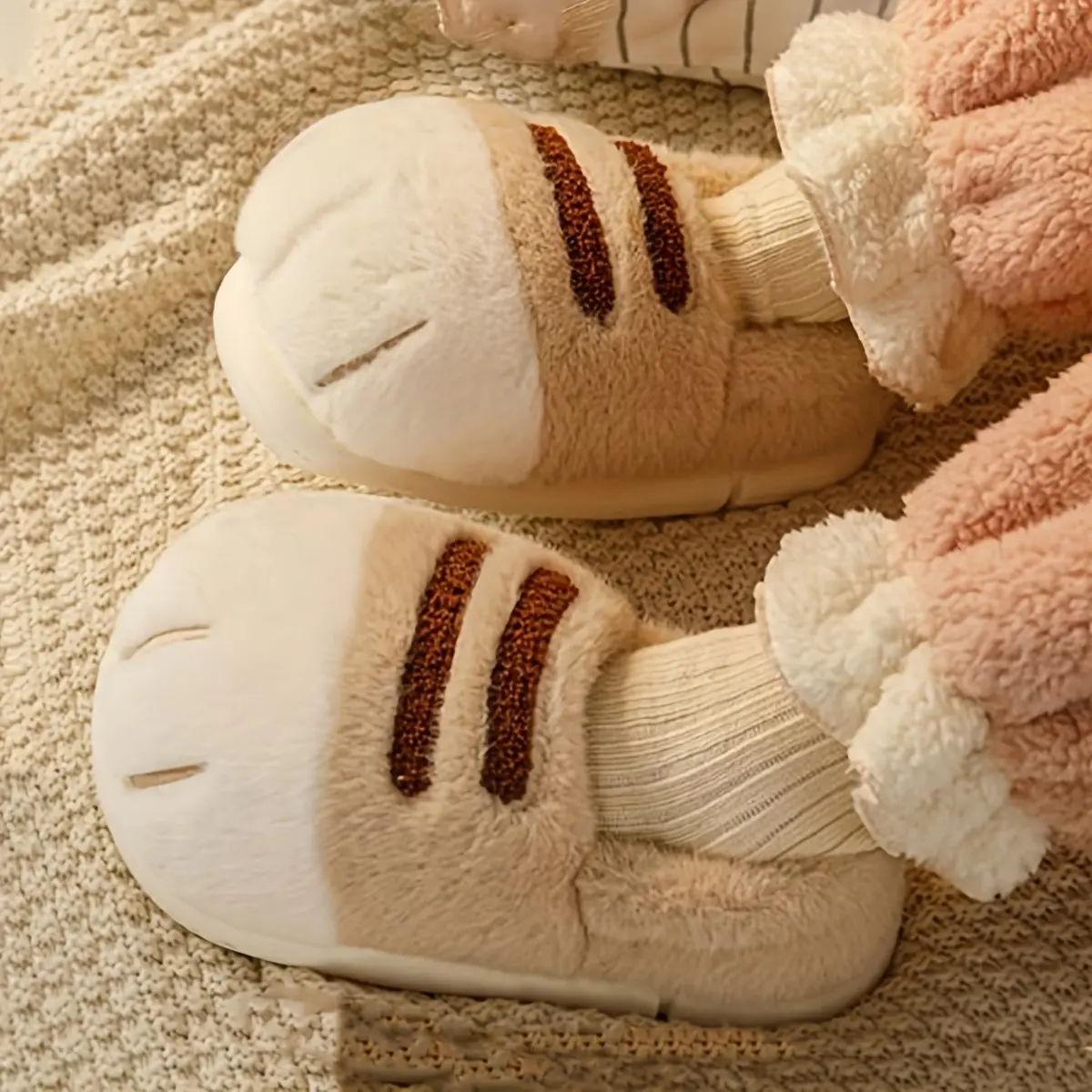 Women's Cat Theme Faux Fur Slippers Super Soft Animal House Slippers Indoor Outdoor Plush Mens Bedroom Shoes with Thick Sole Foot Clogs Black outdoorfun