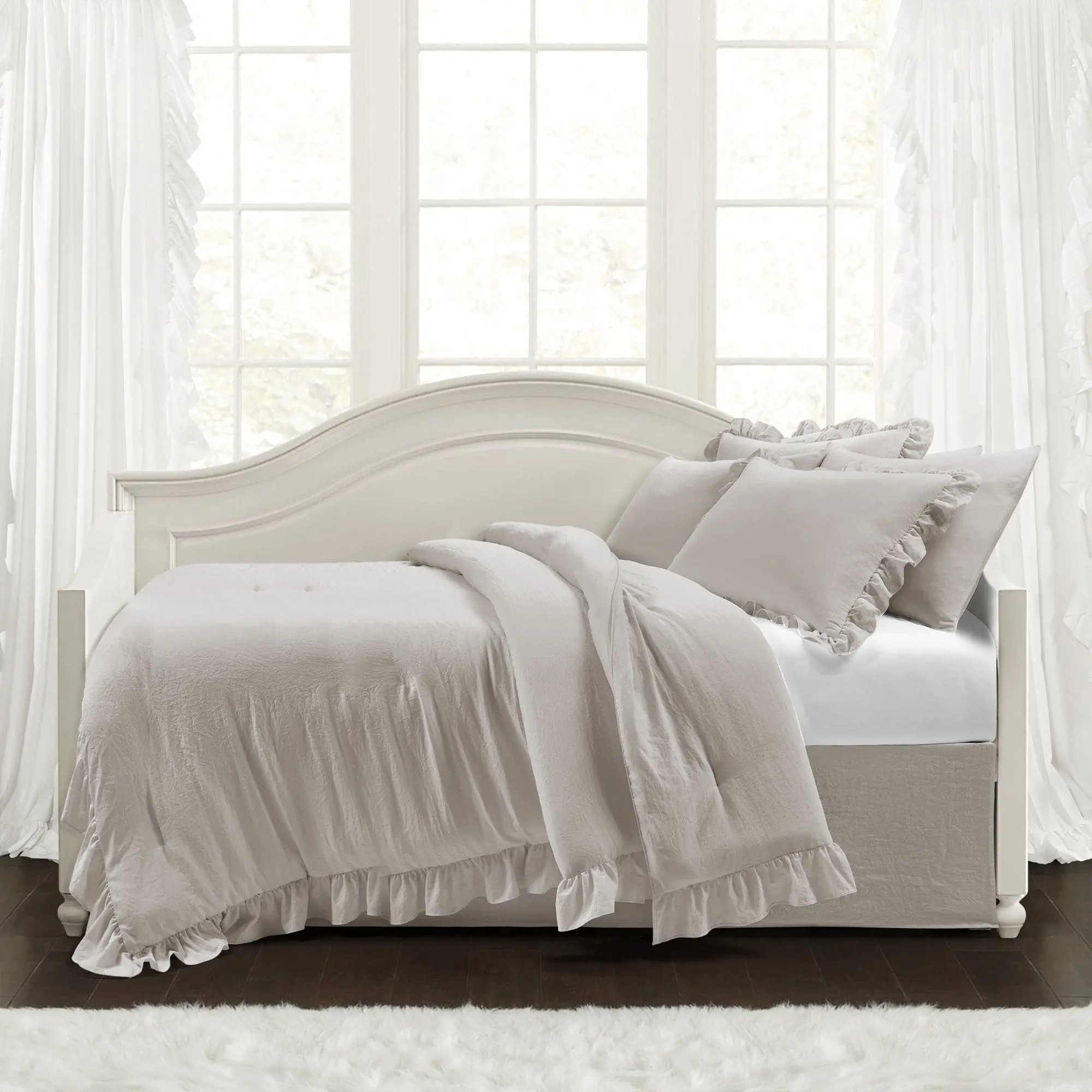 Lush Decor Reyna 6-Piece Daybed Bedding Set - Decorative Bedding Set with Pillows, Elegant Design for Luxurious Bedrooms