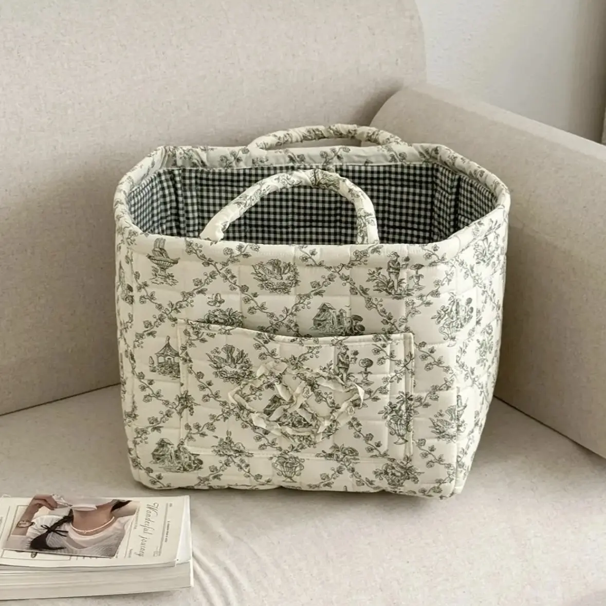 Large-capacity quilted printed fabric car storage basket—versatile for clothing, blankets, toys, and clutter; suitable for rear seat and trunk storage. Machine-washable woven storage basket; vacuum packaging facilitates compact shipping; machine-washable