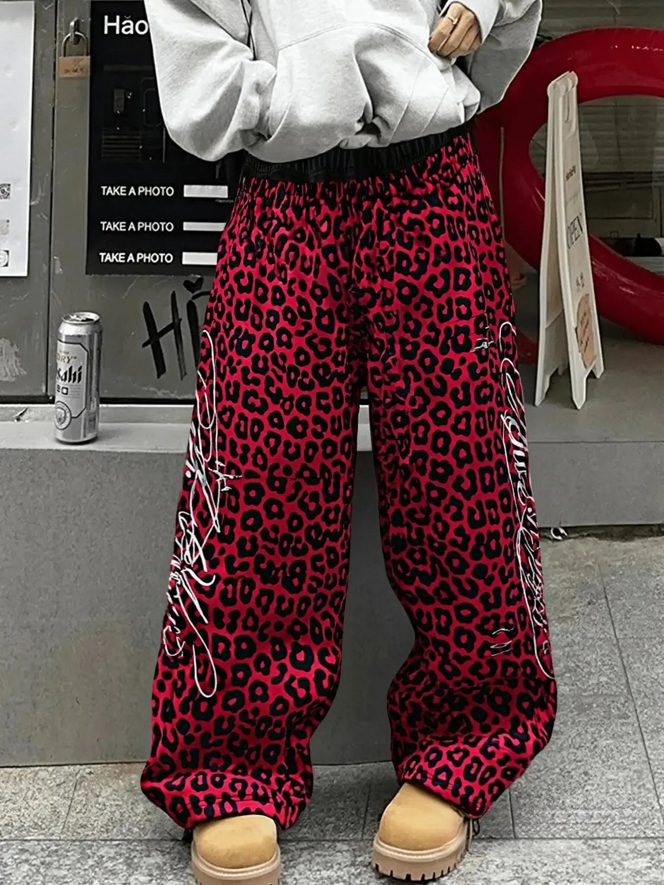 Men’s and women’s leopard print double-belt long pants for summer; loose-fitting athletic pants. Unique street style, wide-leg silhouette, hand-drawn design print, relaxed and laid-back style. Perfect for everyday casual wear and gatherings. Eye-catching,