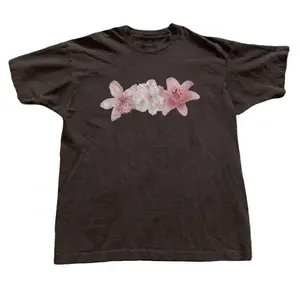 Gildan Men's and Women's T-shirt, Pink Lilies Floral Vintage Graphic Tee, Flora Tee, Unisex T-shirt, Gift T-shirt, Y2k Unisex Graphic Tees Gothic Grunge Emo Scene Amity Affliction Style Clothes Menswear Womenswear Streetwear