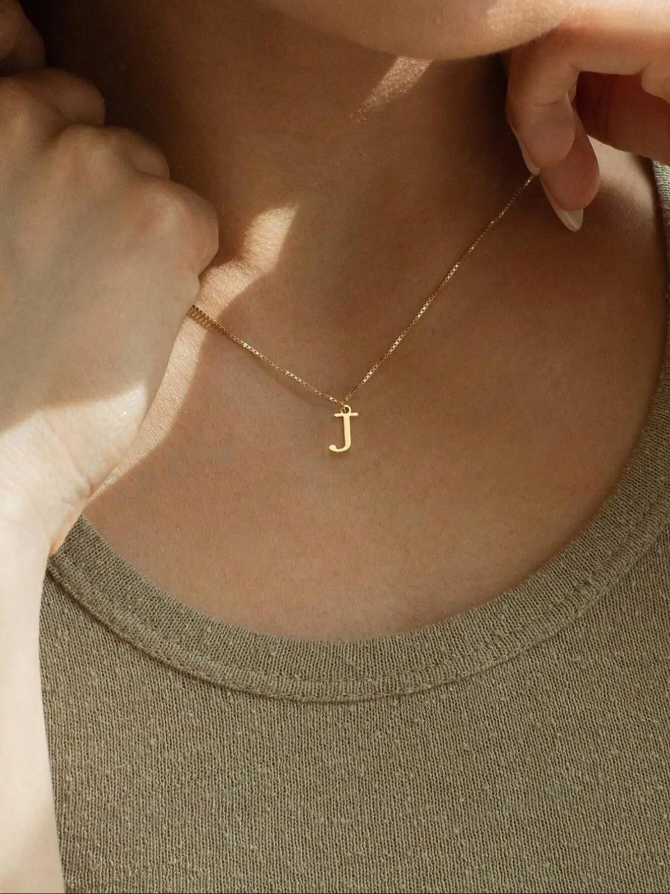 Women's Initial A-Z Necklace, Initial Letter Necklace, Dainty Initial Necklaces, Stainless Steel Pendant Jewelry Gift, Chain Necklace, Personalized Elegant Accessory for Her, Perfect for All Occasions